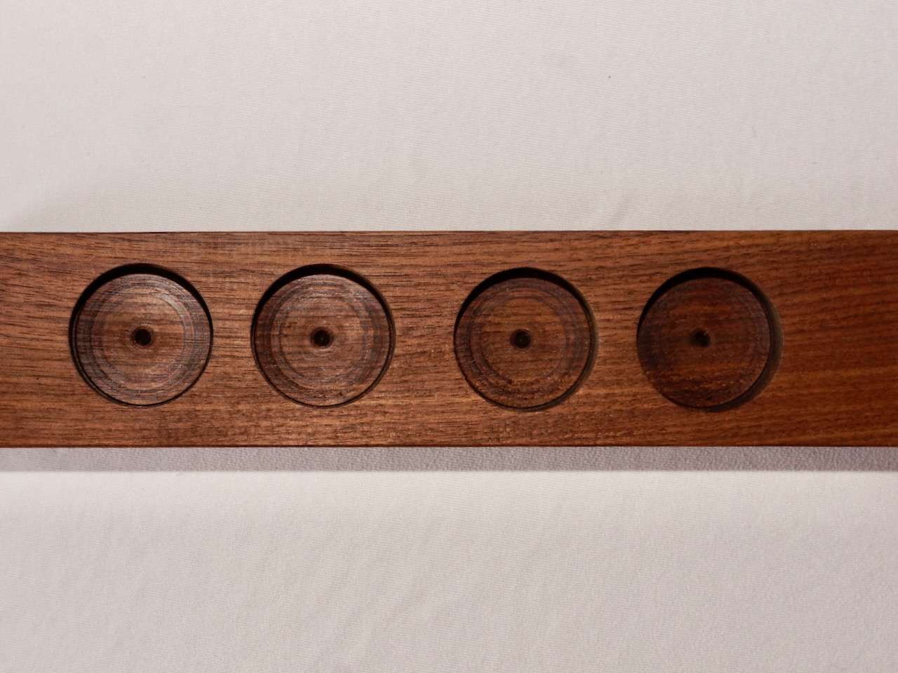 Stylischer Teelichthalter aus Nussholz für 4 Teelichter – Manokin Shop DSC7689 – Manokin Shop