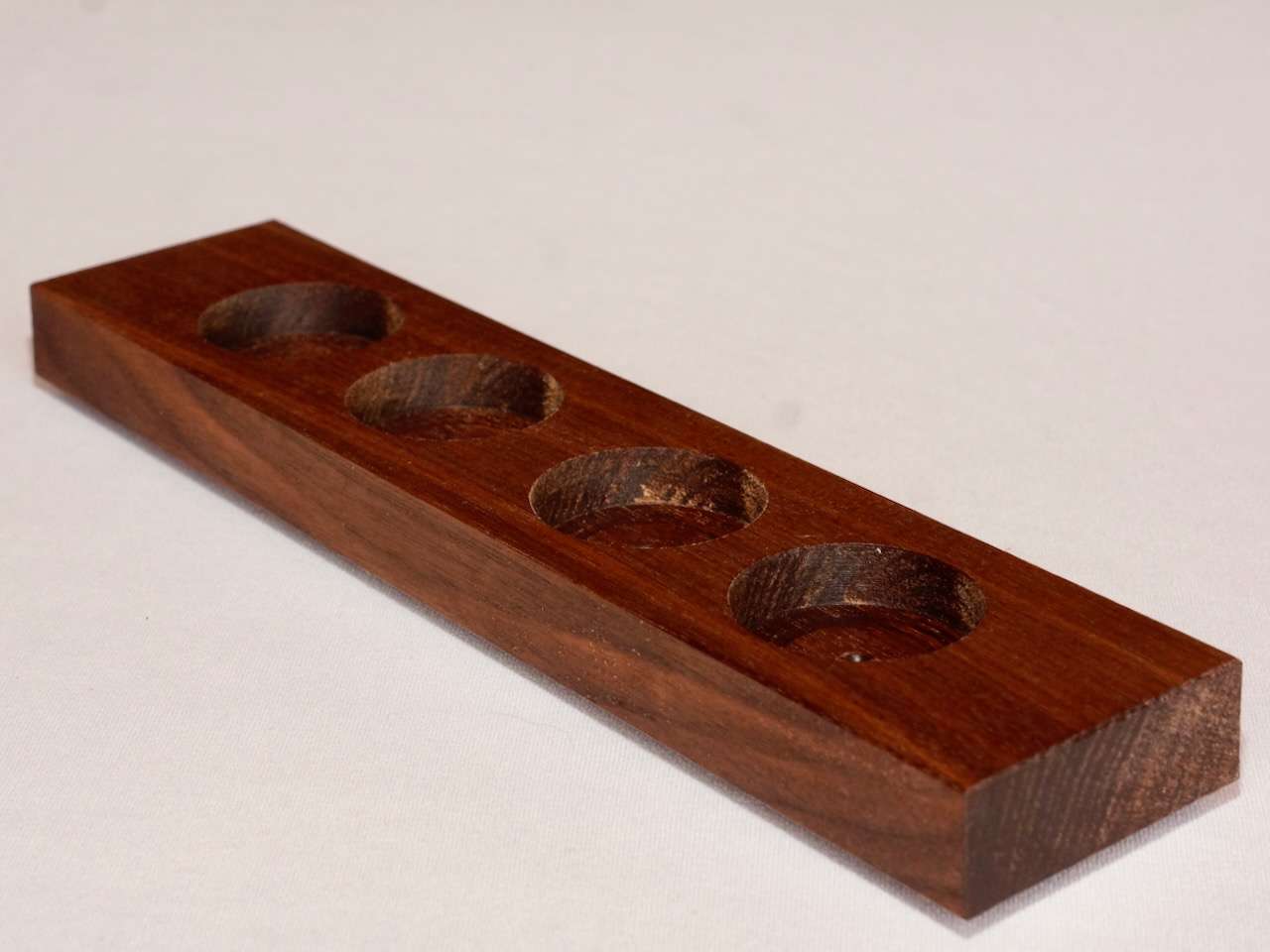 Stylischer Teelichthalter aus Nussholz für 4 Teelichter – Manokin Shop DSC7692 – Manokin Shop