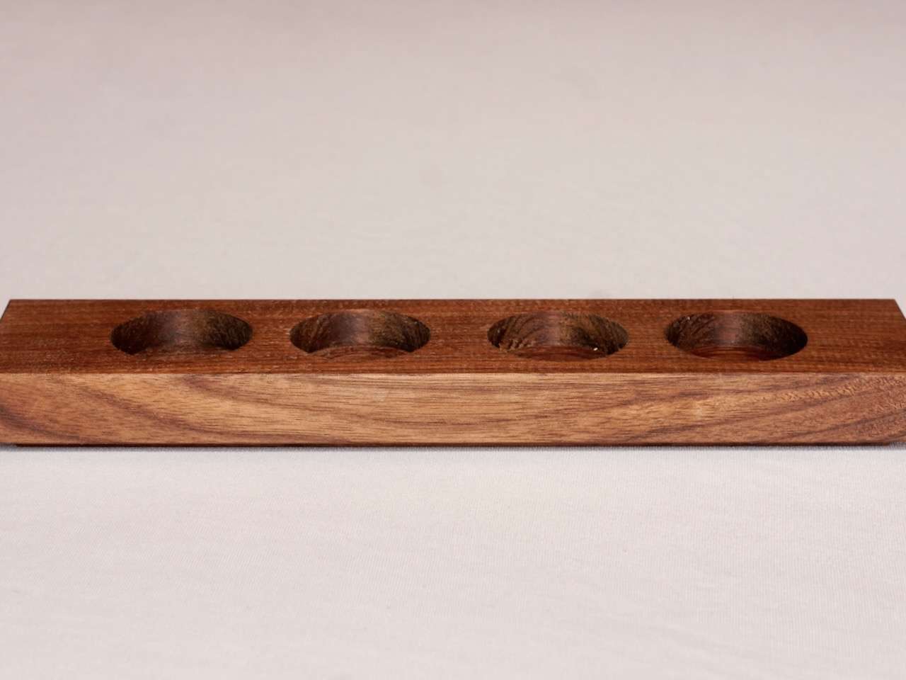 Stylischer Teelichthalter aus Nussholz für 4 Teelichter – Manokin Shop DSC7693 – Manokin Shop