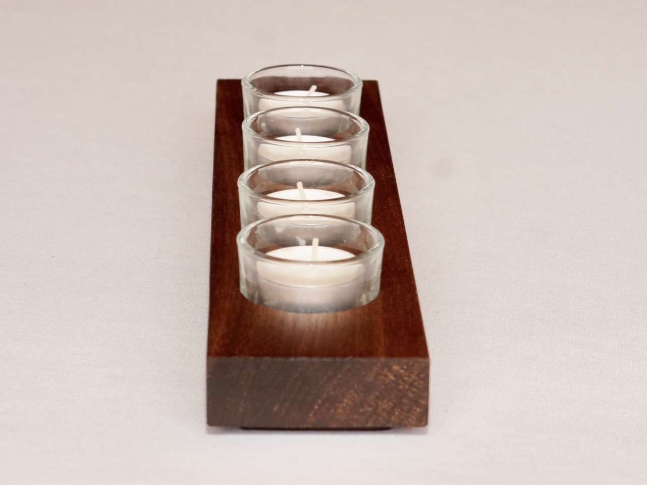 Stylischer Teelichthalter aus Nussholz für 4 Teelichter – Manokin Shop DSC7697 – Manokin Shop