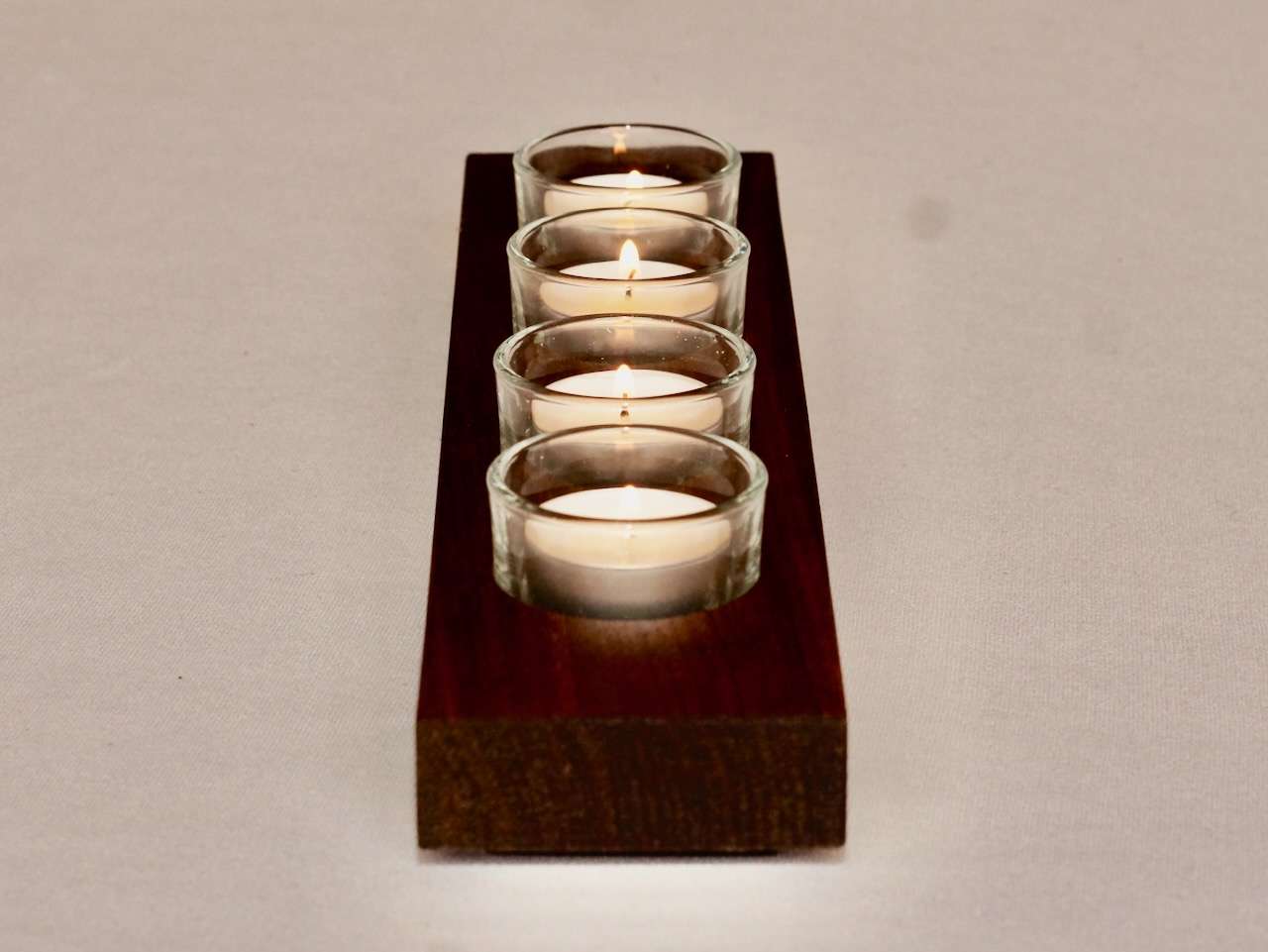 Stylischer Teelichthalter aus Nussholz für 4 Teelichter – Manokin Shop DSC7731 – Manokin Shop