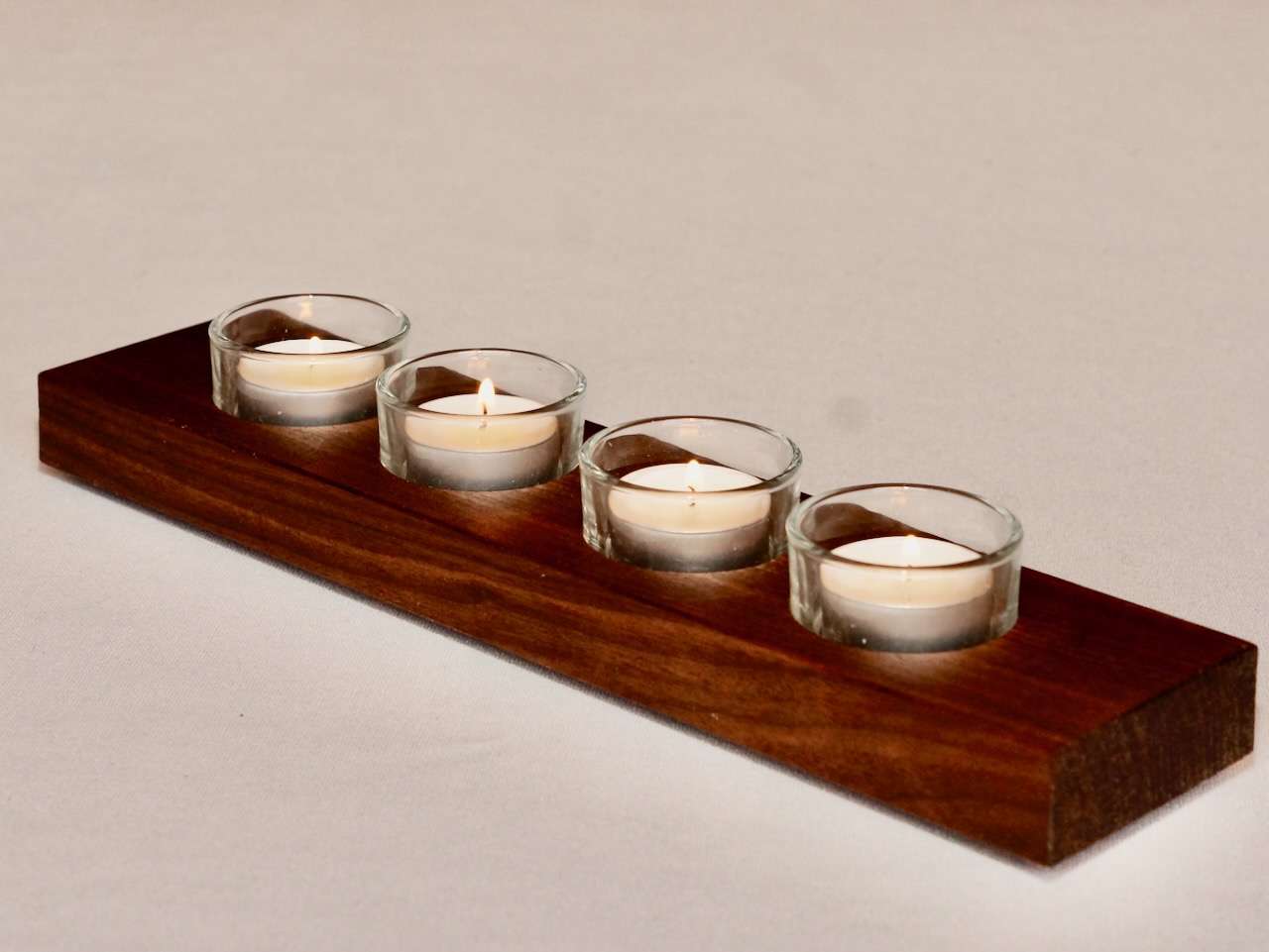 Stylischer Teelichthalter aus Nussholz für 4 Teelichter – Manokin Shop DSC7732 – Manokin Shop