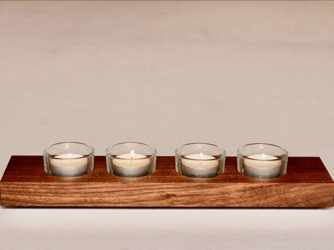 Stylischer Teelichthalter aus Nussholz für 4 Teelichter – Manokin Shop DSC7733 – Manokin Shop