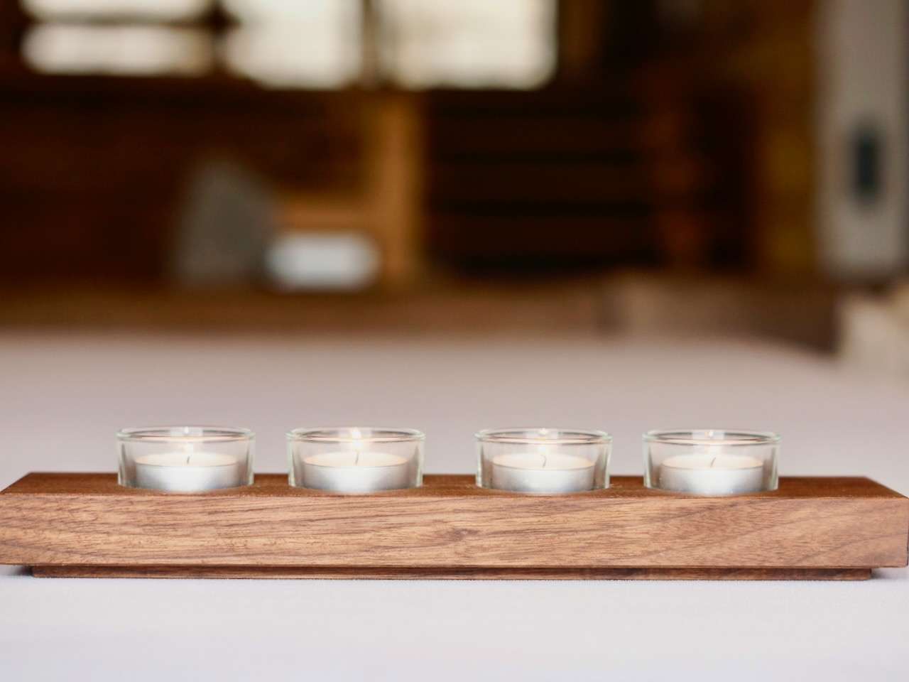 Stylischer Teelichthalter aus Nussholz für 4 Teelichter – Manokin Shop DSC7734 – Manokin Shop